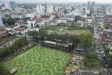 Suasana alun-alun kota Bandung dipadati wisatawan di Bandung, Jawa Barat, Jumat (19/4/2019). Alun-alun kota Bandung yang terletak di depan Masjid Raya Bandung tersebut menjadi salah satu lokasi wisata gratis untuk mengisi libur wafat Isa Al Masih. ANTARA JABAR/M Agung Rajasa/agr