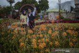 Wisatawan berfoto di wana wisata Fairy Garden, Lembang, Kabupaten Bandung Barat, Jawa Barat, Jumat (19/4/2019). Manajemen Fairy Garden menargetkan 5.000 kunjungan wisatawan pada liburan panjang Jumat Agung hingga akhir pekan ini. ANTARA JABAR/Raisan Al Farisi/agr