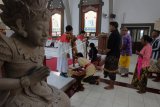 Umat Katolik melaksanakan prosesi cium salib dalam ibadah Misa Jumat Agung di Gereja Katolik Paroki Roh Kudus Babakan, Desa Canggu, Badung, Bali, Jumat (19/4/2019). Prosesi cium salib tersebut untuk kebaktian dalam memperingati wafatnya Yesus Kristus. ANTARA FOTO/Nyoman Hendra Wibowo/nym.