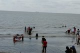 Pengunjung objek wisata pantai di Makasar melonjak pada hari libur