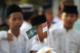 Anak-anak yatim binaan NU Care-Laziznu Jawa Timur melakukan aksi damai di Surabaya, Jawa Timur, Sabtu (20/4/2019). Kegiatan yang diikuti 99 anak yatim tersebut guna menyerukan kepada masyarakat untuk kembali merajut persatuan usai pelaksanaan Pemilu 2019 sekaligus menyambut malam 'Nisfu Syaban' serta Bulan Ramadan 1440 H yang akan datang dengan gembira. Antara Jatim/Moch Asim/zk.