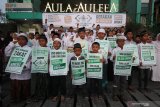 Anak-anak yatim binaan NU Care-Laziznu Jawa Timur membawa poster tulisan saat melakukan aksi damai di Surabaya, Jawa Timur, Sabtu (20/4/2019). Kegiatan yang diikuti 99 anak yatim tersebut guna menyerukan kepada masyarakat untuk kembali merajut persatuan usai pelaksanaan Pemilu 2019 sekaligus menyambut malam 'Nisfu Syaban' serta Bulan Ramadan 1440 H yang akan datang dengan gembira. Antara Jatim/Moch Asim/zk.