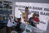 Warga berfoto bersama di perpustakaan Bank Indonesia Jawa Barat yang dipamerkan pada acara Festival Literasi Jawa Barat 2019 di Gedung Sate, Bandung, Jawa Barat, Sabtu (20/4/2019). Kegiatan tersebut dilakukan Pemerintah Provinsi Jawa Barat guna meningkatkan budaya dan kegemaran masyarakat dalam membaca dan belajar literasi sekaligus menyambut peringatan Hari Buku Sedunia yang ditetapkan UNESCO tiap tanggal 23 april. ANTARA JABAR/Novrian Arbi/agr