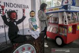 Warga membaca buku di perpustakaan Bank Indonesia Jawa Barat yang dipamerkan pada acara Festival Literasi Jawa Barat 2019 di Gedung Sate, Bandung, Jawa Barat, Sabtu (20/4/2019). Kegiatan tersebut dilakukan Pemerintah Provinsi Jawa Barat guna meningkatkan budaya dan kegemaran masyarakat dalam membaca dan belajar literasi sekaligus menyambut peringatan Hari Buku Sedunia yang ditetapkan UNESCO tiap tanggal 23 april. ANTARA JABAR/Novrian Arbi/agr