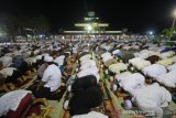Umat muslim melaksanakan shalat sunat tasbih malam nisfu Sya'ban 15 Sya'ban 1440 Hijriah di Mesjid Jami Banjarmasin, Kalimantan Selatan, Sabtu (20/4/2019).Malam nisfu Sya'ban disebut juga malam pengampunan dosa sehingga banyak umat muslim untuk beribadah, Shalat sunat nisfu Sya'ban bisa dilakukan dipertangahan bulan sya'ban atau di malam tanggal 15 pada bulan Sya'ban. Foto Antaranews Kalsel/Bayu Pratama S.