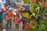 Petugas mengawasi wisatawan yang berkunjung saat liburan di Taman Kupu-Kupu Balitopia, Gianyar, Sabtu (20/4/2019). Sedikitnya 3.000 kupu-kupu dari 15 spesies yang endemik di Jawa dan Bali dilepaskan di taman seluas dua hektar tersebut sebagai sarana edukasi sekaligus tempat wisata baru di Bali. ANTARA FOTO/Nyoman Budhiana.