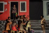 Pelakon dari Teater 28 mementaskan naskah 