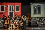 Pelakon dari Teater 28 mementaskan naskah 