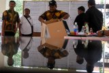 REKAPITULASI SURAT SUARA PEMILU TINGKAT KECAMATAN. Petugas Panitia Pemilihan Kecamatan (PPK) melakukan rekapitulasi surat suara di tingkat Kecamatan di Sidoarjo, Jawa Timur, Sabtu, (20/4/2019). Antara Jatim/Umarul Faruq/zk.