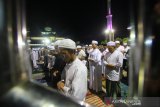 Umat muslim melaksanakan shalat sunat tasbih malam nisfu Sya'ban 15 Sya'ban 1440 Hijriah di Mesjid Jami Banjarmasin, Kalimantan Selatan, Sabtu (20/4/2019).Malam nisfu Sya'ban disebut juga malam pengampunan dosa sehingga banyak umat muslim untuk beribadah, Shalat sunat nisfu Sya'ban bisa dilakukan dipertangahan bulan sya'ban atau di malam tanggal 15 pada bulan Sya'ban. Foto Antaranews Kalsel/Bayu Pratama S.