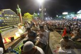 Umat muslim berdoa usai melaksanakan shalat sunat tasbih malam nisfu Sya'ban 15 Sya'ban 1440 Hijriah di Mesjid Jami Banjarmasin, Kalimantan Selatan, Sabtu (20/4/2019).Malam nisfu Sya'ban disebut juga malam pengampunan dosa sehingga banyak umat muslim untuk beribadah, Shalat sunat nisfu Sya'ban bisa dilakukan dipertangahan bulan sya'ban atau di malam tanggal 15 pada bulan Sya'ban. Foto Antaranews Kalsel/Bayu Pratama S.