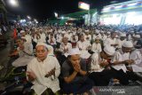 Umat muslim berdoa usai melaksanakan shalat sunat tasbih malam nisfu Sya'ban 15 Sya'ban 1440 Hijriah di Mesjid Jami Banjarmasin, Kalimantan Selatan, Sabtu (20/4/2019).Malam nisfu Sya'ban disebut juga malam pengampunan dosa sehingga banyak umat muslim untuk beribadah, Shalat sunat nisfu Sya'ban bisa dilakukan dipertangahan bulan sya'ban atau di malam tanggal 15 pada bulan Sya'ban. Foto Antaranews Kalsel/Bayu Pratama S.