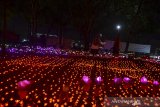 Pengunjung menikmati wisata keindahan Pesona Taman Lampion, di Taman Dadaha, Kota Tasikmalaya, Jawa Barat, Jumat (19/4/2019). Pesona taman lampion merupakan wisata malam kota dengan menyajikan pernak-pernik lampion seperti wahana dunia air, timur tengah dan padang lite untuk menarik wisatawan lokal maupun macanegara. ANTARA JABAR/Adeng Bustomi/agr