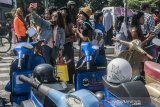 Sejumlah perempuan ber-swafoto di depan kendaraan Skuter Vespa saat mengikuti Kartini Ride 2019 di Bandung, Jawa Barat, Minggu (21/4/2019). Kegiatan tersebut bertujuan untuk menunjukkan eksistensi dan kekuatan perempuan zaman sekarang serta dalam rangka memperingati Hari Kartini dengan mengendarai skuter vespa menggunakan kebaya. ANTARA JABAR/Novrian Arbi/agr