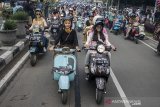 Sejumlah perempuan mengendarai Skuter Vespa saat mengikuti Kartini Ride 2019 di Bandung, Jawa Barat, Minggu (21/4/2019).  Kegiatan tersebut bertujuan untuk menunjukkan eksistensi dan kekuatan perempuan zaman sekarang serta dalam rangka memperingati Hari Kartini dengan mengendarai skuter vespa menggunakan kebaya. ANTARA JABAR/Novrian Arbi/agr