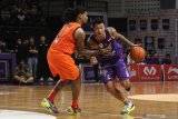 Pebasket CLS Knights Indonesia Brandon Jawato (kanan) berusaha melewati hadangan pebasket Mono Vampire Basketball Club Tyler Lamb (kiri) saat pertandingan gim pertama babak semifinal ASEAN Basketball League (ABL) 2019 di GOR Kertajaya, Surabaya, Jawa Timur, Minggu (21/4/2019). CLS Knights Indonesia mengalahkan Mono Vampire Basketball Club dengan skor akhir 86-77. Antara Jatim/Moch Asim/zk.