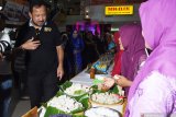 Pengunjung antre membeli jajanan khas saat digelar Festival Jajanan Khas Ponorogo di sebuah pusat perbelanjaan di Ponorogo, Jawa Timur, Minggu (21/4/2019). Festival jajanan khas yang diikuti perwakilan kecamatan yang ada di kabupaten Ponorogo tersebut dimaksudkan untuk mengangkat potensi jajanan khas setempat guna mendukung program pengembangan pariwisata. Antara Jatim/Siswowidodo/zk.