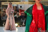 Model memperagakan busana disela-sela jumpa pers 'Parade 101 Kebaya Millennial' di Surabaya,  Jawa Timur, Sabtu (20/4/2019). Peragaan busana itu digelar untuk memperingati Hari Kartini. Antara Jatim/Didik Suhartono/zk.