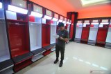 Petugas PT Liga Indonesia Baru (LIB) memeriksa kelengkapan Stadion Gelora Madura Ratu Pamelingan (SGRP) saat diverifikasi, Pamekasan, Jawa Timur, Sabtu (20/4/2019). Verifikasi tersebut guna menentukan kelayakan stadion tersebut sebagai home base Madura United dalam mengarungi kompetisi  Liga 1 2019. Antara Jatim/Saiful Bahri/zk.