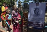 Wisatawan mancanegara yang mengenakan busana kebaya dan sanggul mengamati gambar RA Kartini saat peringatan Hari Kartini di sebuah hotel kawasan Legian, Badung, Bali, Minggu (21/4/2019). Kegiatan tersebut  untuk mengenalkan sejarah dan budaya Indonesia khususnya perjuangan RA Kartini, busana kebaya khas Indonesia kepada wisatawan dan hiburan bagi mereka. ANTARA FOTO/Fikri Yusuf/nym.