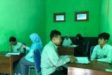 UN MTs Yaketunis Yogyakarta membacakan soal braille