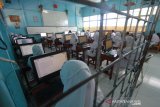 Sejumlah siswa Sekolah Menengah Pertama (SMP) mengikuti Ujian Nasional Berbasis Komputer (UNBK) di SMP Negeri 10 Banjarmasin,Kalimantan Selatan, Senin (22/4/2019).Foto Antaranews Kalsel/Bayu Pratama S.