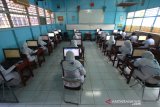 Sejumlah siswa Sekolah Menengah Pertama (SMP) mengikuti Ujian Nasional Berbasis Komputer (UNBK) di SMP Negeri 10 Banjarmasin,Kalimantan Selatan, Senin (22/4/2019).Foto Antaranews Kalsel/Bayu Pratama S.