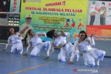 Peserta lomba Dance unjuk kebolehan di depan juri dalam acara Festival Olahraga Antar Pelajar di Borneo Indoor Futsal, Banjarmasin, Kalimantan Selatan, Senin (22/4/2019).Pemerintah Provinsi Kalimantan Selatan mengadakan Festival Olahraga Antar Pelajar se-Kalimantan Selatan. Foto Antaranews Kalsel/Bayu Pratama S.