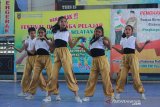 Peserta lomba Dance unjuk kebolehan di depan juri dalam acara Festival Olahraga Antar Pelajar di Borneo Indoor Futsal, Banjarmasin, Kalimantan Selatan, Senin (22/4/2019).Pemerintah Provinsi Kalimantan Selatan mengadakan Festival Olahraga Antar Pelajar se-Kalimantan Selatan. Foto Antaranews Kalsel/Bayu Pratama S.