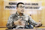 Ketua Komisi Pemilihan Umum (KPU) Kalimantan Barat Ramdan berbicara kepada wartawan saat jumpa pers di Pontianak, Minggu (21/4/2019). KPU Kalbar merekomendasikan 16 TPS di enam kabupaten di Kalbar yaitu Bengkayang, Landak, Sanggau, Melawi, Sintang serta Kapuas Hulu untuk melakukan Pemungutan Suara Ulang dan Lanjutan pada 25 April mendatang. ANTARA FOTO/Jessica Helena Wuysang

ANTARA FOTO/Jessica Helena WuysangANTARA FOTO/JESSICA HELENA WUYSANG (ANTARA FOTO/JESSICA HELENA WUYSANG)