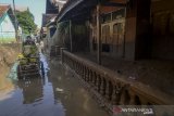 Aktivitas warga pascabanjir di Kampung Cigosol, Baleendah, Kabupaten Bandung, Jawa Barat, Senin (22/4/2019). Warga menyatakan, banjir yang merendam ratusan pemukiman selama dua minggu akibat luapan Sungai Citarum tersebut telah surut dan menyisakan lumpur setinggi 30 hingga 60 sentimeter serta tumpukan sampah. ANTARA JABAR/Raisan Al Farisi/agr