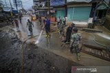 Petugas TNI, Polri serta Pemadam Kebakaran membersihkan lumpur pascabanjir di Andir, Baleendah, Kabupaten Bandung, Jawa Barat, Senin (22/4/2019). Warga menyatakan, banjir yang merendam ratusan pemukiman selama dua minggu akibat luapan Sungai Citarum tersebut telah surut dan menyisakan lumpur setinggi 30 hingga 60 sentimeter serta tumpukan sampah. ANTARA JABAR/Raisan Al Farisi/agr