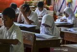 Siswa Sekolah Dasar Negeri 3 Pengadilan mengikuti Ujian Sekolah Berstandar Nasional (USBN) di Ruang Kelas 0023, Tarumanagar, Kota Tasikmalaya, Jawa Barat, Senin (22/4/2019). Sebanyak 10.913 siswa yang tersebar di 222 Sekolah Dasar SD/MI di wilayah Kota Tasikmalaya melaksanakan USBN yang akan berlangsung selama tiga hari dengan tiga mata pelajaran yaitu Bahasa Indonesia, Matematika dan IPA. ANTARA JABAR/Adeng Bustomi/agr