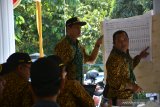 Panitia Pemungutan Suara (PPS) melakukan rekapitulasi hasil penghitungan suara pemilu 2019 di Kecamatan Jogoroto, Kabupaten Jombang, Jawa Timur, Senin (22/4/2019). Proses rekapitulasi penghitungan suara pemilihan umum (Pemilu) 2019 di tingkat PPK menggunakan metode paralel, dimana rekap suara dibagi dalam empat kelompok sekaligus untuk efisiensi waktu sekaligus mempercepat penghitungan suara. Antara Jatim/Syaiful Arif/zk.