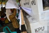 Panitia Pemungutan Suara (PPS) melakukan rekapitulasi hasil penghitungan suara pemilu 2019 di Kecamatan Jogoroto, Kabupaten Jombang, Jawa Timur, Senin (22/4/2019). Proses rekapitulasi penghitungan suara pemilihan umum (Pemilu) 2019 di tingkat PPK menggunakan metode paralel, dimana rekap suara dibagi dalam empat kelompok sekaligus untuk efisiensi waktu sekaligus mempercepat penghitungan suara. Antara Jatim/Syaiful Arif/zk.