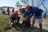 Para pemerhati lingkungan memungut sampah pantai dalam rangkaian memperingati Hari Bumi 2019 di Pantai Mertasari, Denpasar, Bali, Senin (22/4/2019). Kegiatan yang diselenggarakan Balai Riset dan Observasi Laut Kementerian Kelautan dan Perikanan bekerja sama dengan Pemkot Denpasar tersebut untuk menjaga kelestarian bumi dari ancaman sampah plastik. ANTARA FOTO/Nyoman Hendra Wibowo/nym.