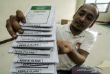 Petugas Komisi Independen Pemilihan (KIP) memperlihatkan surat suara Pemilu Ulang saat persiapan logistik Pemungutan Suara Ulang (PSU) di gudang KIP Lhokseumawe, Aceh, Selasa (23/4/2019). KIP setempat akan melaksanakan PSU Pileg dan Pilpres untuk 275 Daftar Pemilih Tetap (DPT) TPS Desa Meunasah Mesjid, Kecamatan Muara Dua Lhokseumawe, menyusul pembuktian kecurangan penggunaan C-6 palsu oleh pemilih pada pemilu 17 April yang lalu. (Antara Aceh/Rahmad)