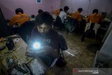 Teknisi menyelesaikan produksi lampu led 