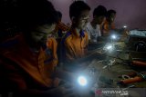 Teknisi menyelesaikan produksi lampu led 