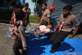 Anggota Pramuka mengevakuasi korban gempa bumi saat simulasi penanganan bencana di kampus Politeknik Kesehatan Kemenkes Surabaya, Jawa Timur, Selasa (23/4/2019). Kegiatan simulasi yang diikuti sekitar 120 anggota Pramuka pangkalan perguruan tinggi Surabaya tersebut bertujuan untuk melatih dan meningkatkan kemampuan Pramuka dalam menanggulangi bencana sekaligus dalam rangka memperingati Hari Kesiapsiagaan Bencana Nasional (HKBN) 2019. Antara Jatim/Moch Asim/zk.