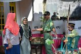 Warga usai mencoblos saat pemungutan suara ulang (PSU) di TPS 01 Wotlemah, Desa Awang-awang, Kecamatan Mojosari, Kabupaten Mojokerto, Selasa (23/4/2019). Bawaslu Kabupaten Mojokerto merekomendasikan KPU setempat untuk menggelar PSU Pilpres 2019 di TPS itu karena ditemukan dua orang pemilih luar daerah yang mencoblos menggunakan KTP elektronik. Antara Jatim/Syaiful Arif/zk.