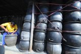 Perajin menyelesaikan proses pembuatan bak sampah dari ban bekas  di Desa Tambung, Pamekasan, Jawa Timur, Rabu (24/4/2019). Bak sampah yang dipasarkan ke sejumlah daerah itu dibandrol Rp60.000-Rp80.000 unit tergantung ukuran dan bentuk. Antara Jatim/Saiful Bahri/zk