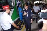 Anggota Komisaris PT Kereta Api Indonesia (KAI) Pungky Sumadi (tengah) tiba di Stasiun KA Madiun saat melakukan inspeksi di Madiun, Jawa Timur, Rabu (24/4/2019). Jajaran direksi dan komisaris PT KAI melakukan inspeksi ke berbagai wilayah di Jawa, antara lain melihat jalur, stasiun, pelayanan PT KAI guna persiapan layanan pada masa angkutan lebaran 2019. Antara Jatim/Siswowidodo/zk.