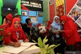 Pengunjung mendatangi stan Kabupaten Bangkalan pada pameran Pelayanan Publik Jawa Timur2019 di Taman Blambangan Banyuwangi, Jawa Timur, Rabu (24/4/2019). Pameran Inovasi Pelayanan Publik yang diikuti oleh seluruh Kabupaten/Kota di Jawa Timur itu, digelar  di taman Blambangan, Banyuwangi mulai 24-26 april. Antara Jatim/Budi Candra Setya/zk.