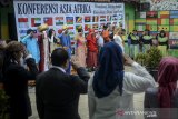 Peserta mengikuti upacara peringatan Konferensi Asia Afrika (KAA) di Astana Anyar, Bandung, Jawa Barat, Rabu (24/4/2019). Upacara yang diadakan oleh Sekolah Rakjat Inggit Garnasih dengan tema 