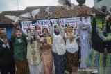 Peserta melepasakan burung merpati sebagai tanda perdamaian seusai mengikuti upacara peringatan Konferensi Asia Afrika (KAA) di Astana Anyar, Bandung, Jawa Barat, Rabu (24/4/2019). Upacara yang diadakan oleh Sekolah Rakjat Inggit Garnasih dengan tema 