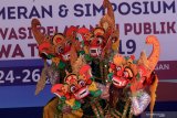 Penari menampilkan pertunjukan tari Jaripah pada acara  pameran dan Simposium Inovasi Pelayanan Publik Jawa Timur2019 di Taman Blambangan Banyuwangi, Jawa Timur, Rabu (24/4/2019). Tari Jaripah yang menceritakan tentang seorang laki-laki dengan paras cantik, lembut, sekaligus gagah perkasa yang berkelana di wilyah masyarakat Suku Osing tersebut, berisi pesan-pesan religius sebagai salah satu bagian dari persebaran agama di Jawa. Antara Jatim/Budi Candra Setya/zk.