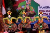 Penari menampilkan pertunjukan tari Tengkul pada acara  pameran dan Simposium Inovasi Pelayanan Publik Jawa Timur2019 di Taman Blambangan Banyuwangi, Jawa Timur, Rabu (24/4/2019). Tari Thengkul yang berasal dari Kabupaten Bojonegoro tersebut, menampilkan gerakan yang kaku dan ekspresi wajah yang terlihat lucu sebagai perkembangan dari wayang thengkul yang sudah mulai jarang dijumpai. Antara Jatim/Budi Candra Setya/zk.