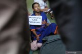 Tersangka pembunuhan, Azis Prakoso memotong kepala korban saat rekonstruksi di Kediri, Jawa Timur, Rabu (24/4/2019). Rekonstruksi kasus pembunuhan disertai mutilasi karena persoalan asmara sesama jenis tersebut memperagakan 38 reka adegan di 4 lokasi berbeda. Antara Jatim/Prasetia Fauzani/ZK