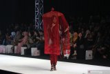 Model membawakan busana rancangan Obib Nahrawi saat Surabaya Fashion Parade (SFP) 2019 di Convention Hall Tunjungan Plaza, Surabaya, Jawa Timur, Rabu (24/4/2019). Pergelaran busana dari berbagai desainer yang mengusung tema 